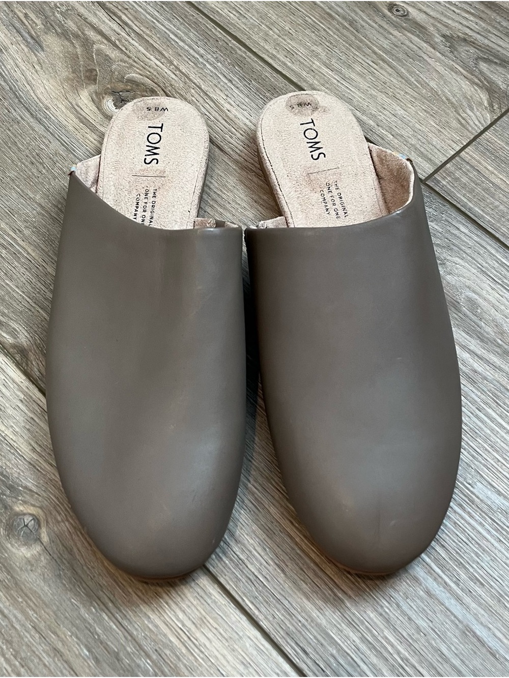 TOMS Kelli Leather Mules Slip On Flats Size 8.5 Taupe